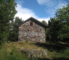 Kiskon kotiseutumuseon valaiseminen ulkoa päin